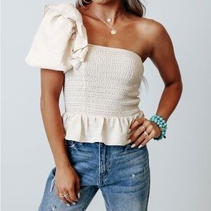 DO+BE SIMPLY RADIANT BOUTIQUE SMOCKED TOP IN CREAM size small NWOT